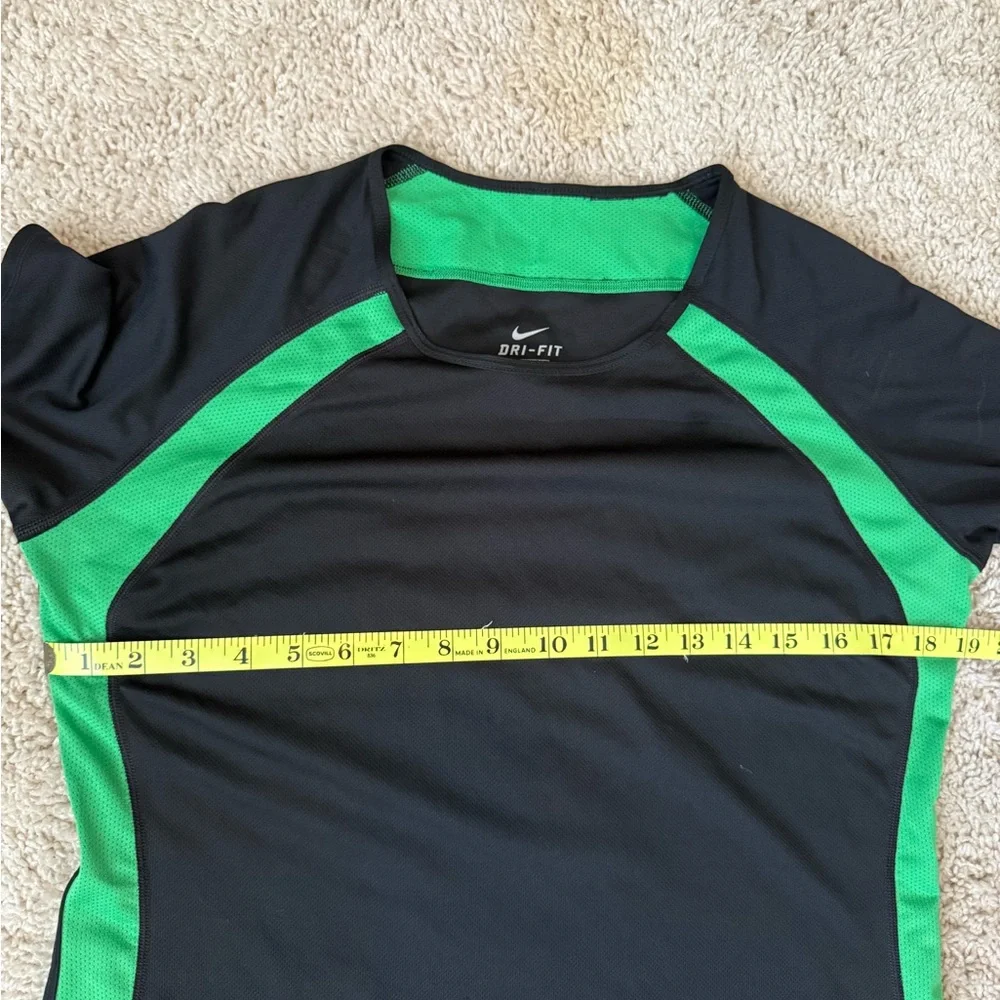 Nike Dri-FIT SZ L Shirt in Black and Green. Short sleeve.